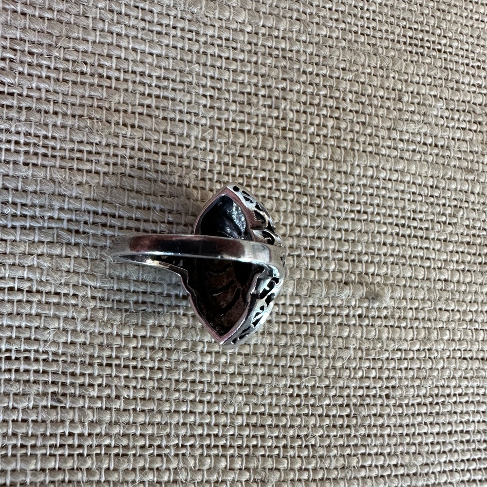 Vintage Onyx & marcasite ring, sterling silver setting, Size 6 - Picture 2 of 5